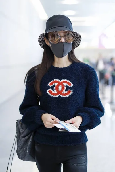 China Celebrity Song Yi Shanghai Airport Fashion Outfit — Stockfoto