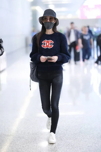 CHINA CELEBRITY SONG YI SHANGHAI AIRPORT FASHION OUTFIT — Stock Photo, Image
