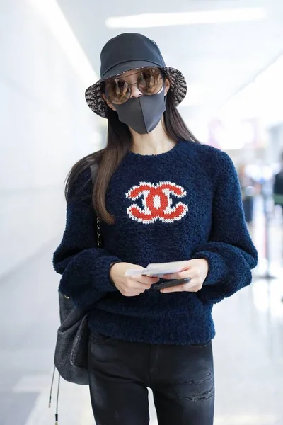 China Celebrity Song Yi Shanghai Airport Fashion Outfit — Stockfoto