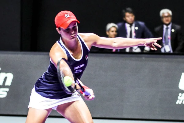 オーストラリアのプロテニスプレーヤーAshleigh Bartyは 中国広東省深セン市で開催されたWta Finals 2019テニストーナメントのグループ試合中にオランダのプロテニスプレーヤーKiki Bertensと競争します — ストック写真