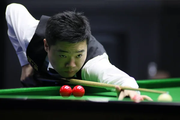 Ding Junhui Kina Spelar Ett Skott Mot Billy Joe Castle — Stockfoto