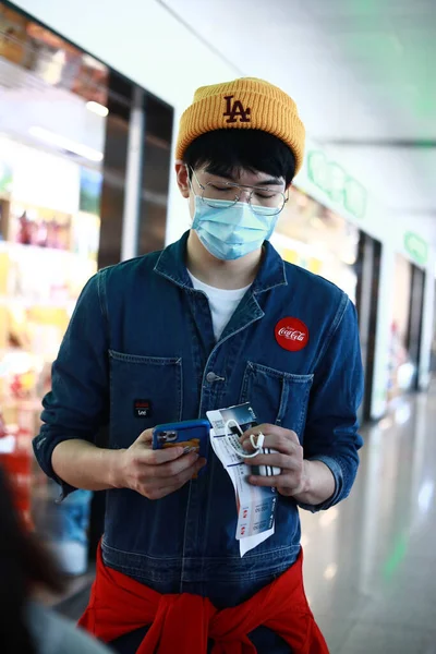 Ator Cantor Chinês Tong Zhuo Aparece Aeroporto Changsha Antes Partida — Fotografia de Stock