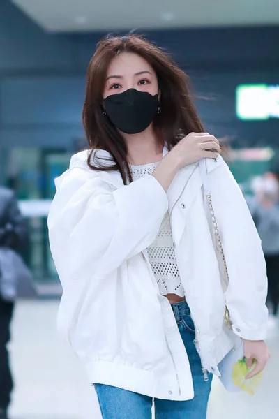中国女演员邓佳佳2020年4月27日在上海机场露面 — 图库照片