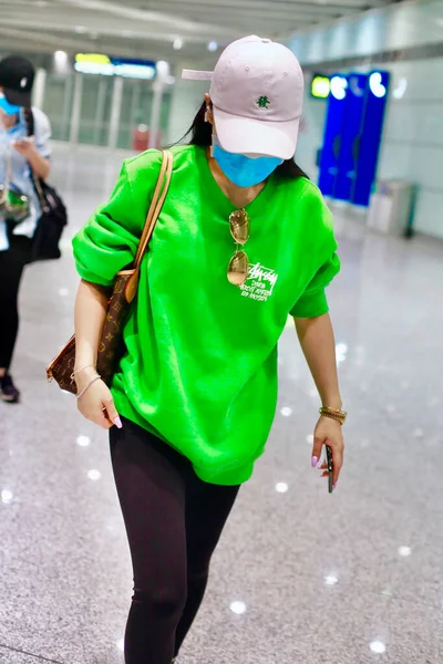 中国の歌手ティア レイまたは元Yaweiは北京空港に現れ 2020年5月7日に北京に出発します — ストック写真
