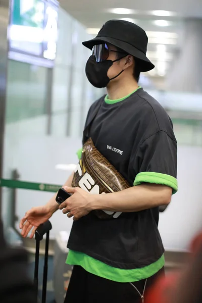 Китайский Актёр Хань Дунцзюнь Известный Элвис Хан Прибывает Аэропорт Шанхая — стоковое фото