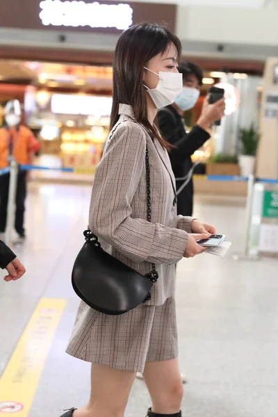 Κινέζα Ηθοποιός Jinyan Φτάνει Στο Αεροδρόμιο Του Πεκίνου Πεκίνο Κίνα — Φωτογραφία Αρχείου