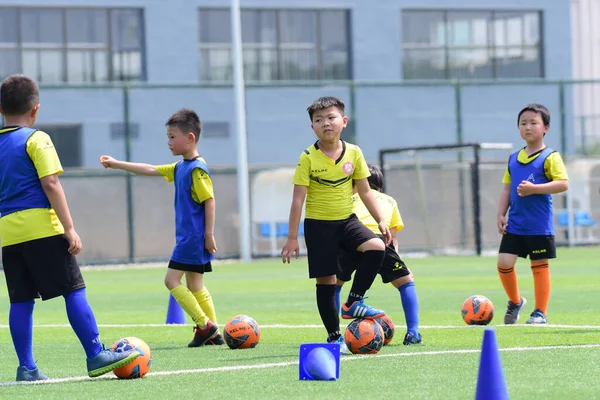 Eine Gruppe Von Kindern Übt Fußball Und Tritt Wochenende Auf — Stockfoto
