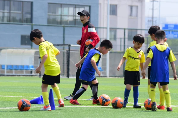 Eine Gruppe Von Kindern Übt Fußball Und Tritt Wochenende Auf — Stockfoto