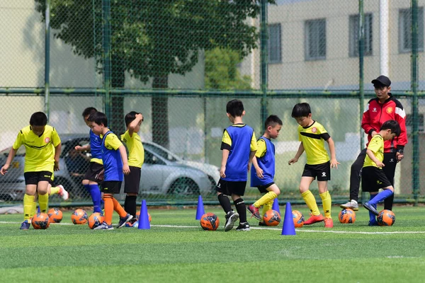 Egy Csapat Gyerek Focizik Versenyeznek Egymással Hétvégén Egy Focipályán Suzhou — Stock Fotó