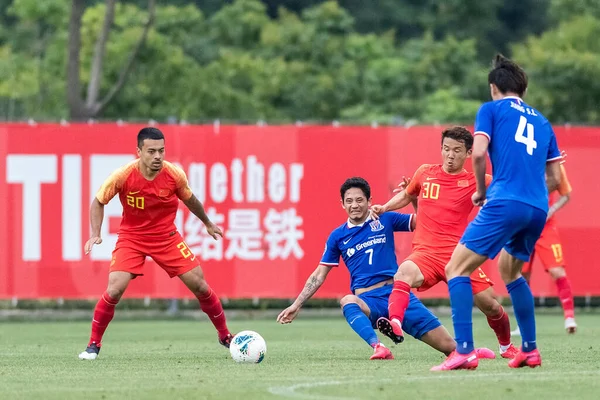 在2020年5月26日于中国上海举行的一场热身赛中 出生于巴西的中国职业足球运动员Nicholas Harry Yennaris 在中国被称为李科 在对阵上海的比赛中打球 — 图库照片