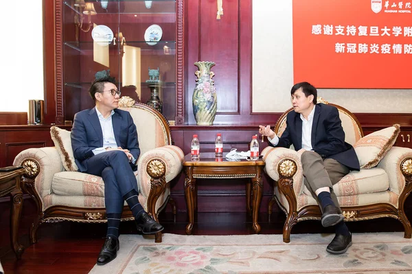 Имени Китайской Футбольной Ассоциации Главный Секретарь Кфа Слева Беседы Профессором — стоковое фото