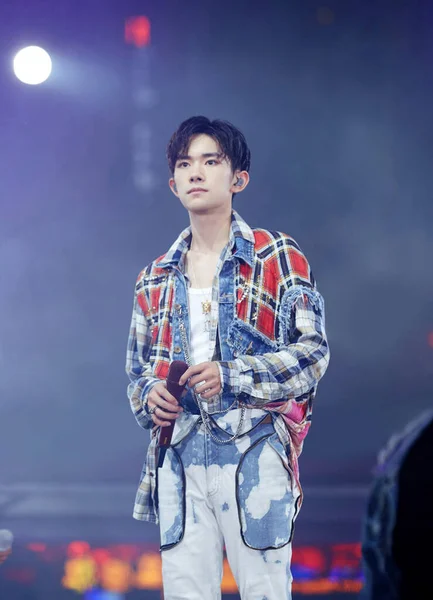 Cantor Dançarino Ator Chinês Yiyang Qianxi Jackson Yee Canta Palco — Fotografia de Stock