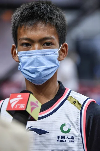 インターネット感覚 片方の腕を持つユースバスケットボール選手の張Jiachengは 広東省南部タイガースと山西ロングの間のCbaゲームの前にインタビューされます — ストック写真