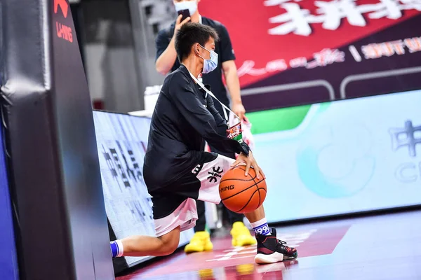 1本の腕を持つインターネット感覚 ユースバスケットボール選手の張Jiachengは 広東省南タイガースと山西ロングの間のCbaゲームの前にバスケットボールを練習しています — ストック写真