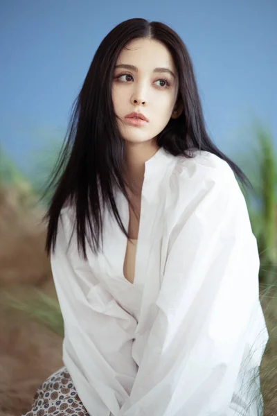 Die Chinesische Schauspielerin Und Model Gulnezer Bextiyar Set Eines Magazindrehs — Stockfoto