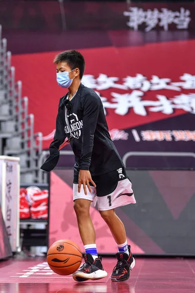 Чжан Цзячен Інтернет Сенсація Баскетболіст Однією Рукою Практикує Баскетбол Перед — стокове фото