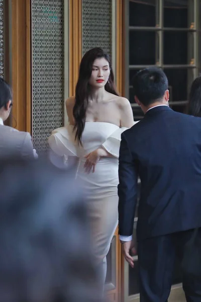 中国人モデル 女優の隋氏は2020年6月28日 江蘇省東部の南京市で 肩から肩にかけて純白のコルセットドレスを着たまま ホテルの開業式に出席する — ストック写真