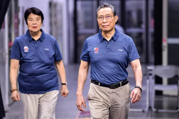 Neumólogo Chino Zhong Nanshan Derecha Esposa Shaofen Izquierda Presentan Para — Foto de Stock