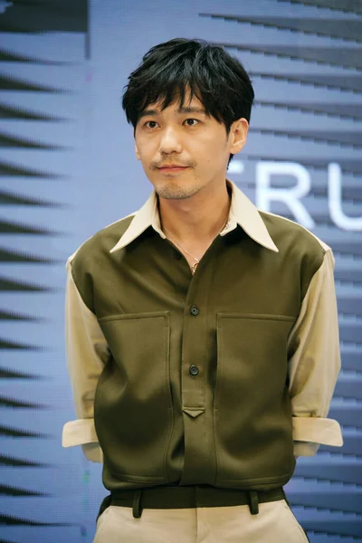 Actor Chino Bai Muestra Elegancia Con Una Camisa Durante Evento — Foto de Stock