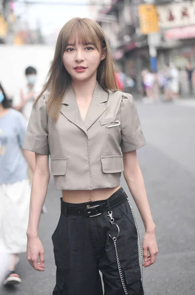 女性アイドルグループSnh48のチームSiiのメンバーである中国のアイドル歌手 張勇は 2020年7月13日 2020年7月13日の美しさと優雅さを披露して 通りを歩く写真です — ストック写真