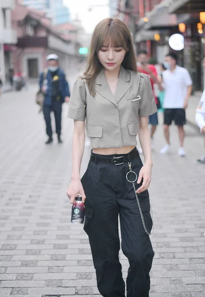 女性アイドルグループSnh48のチームSiiのメンバーである中国のアイドル歌手 張勇は 2020年7月13日 2020年7月13日の美しさと優雅さを披露して 通りを歩く写真です — ストック写真