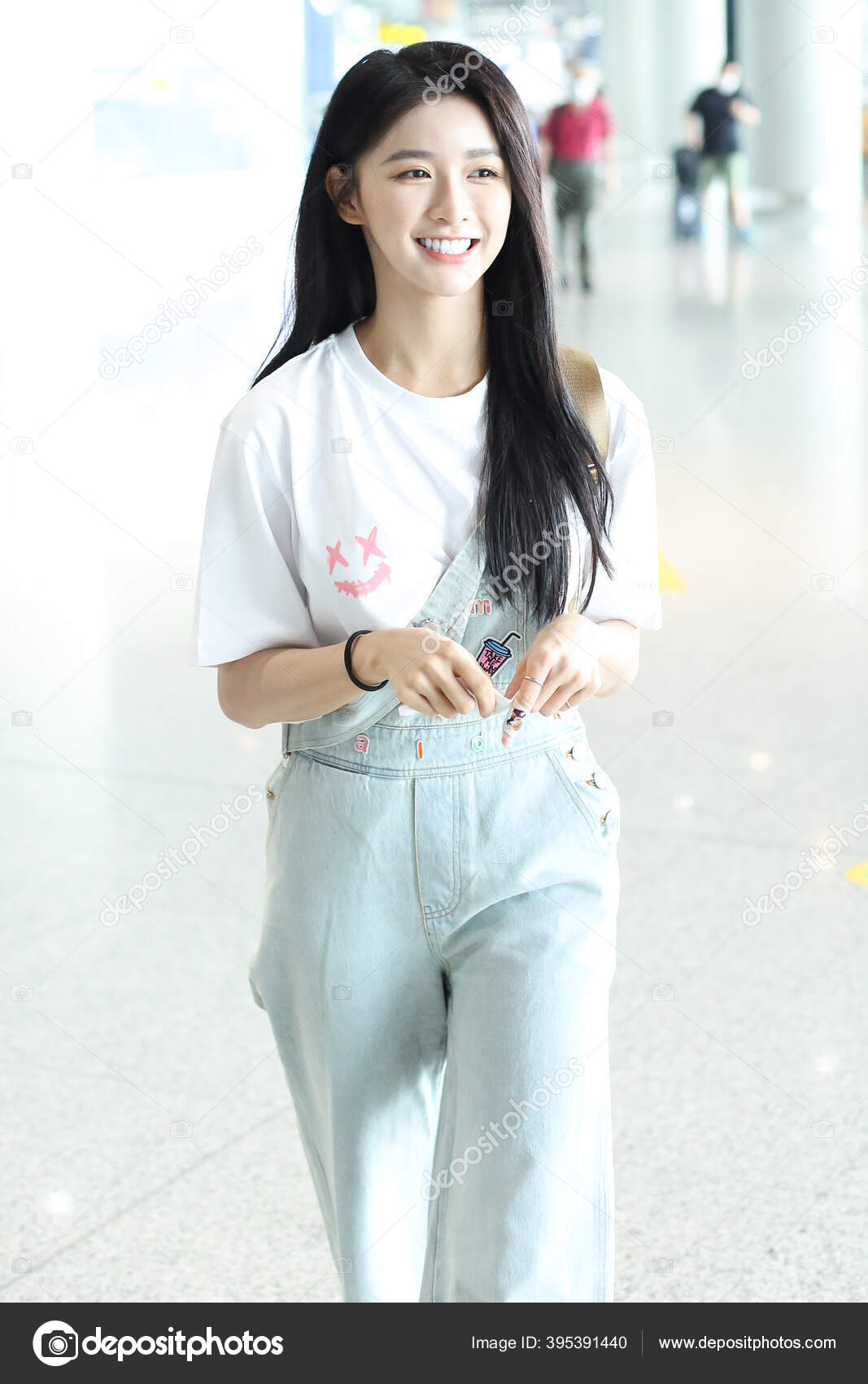 Malaysian Singer Joey Chua Arrives Airport Shanghai China