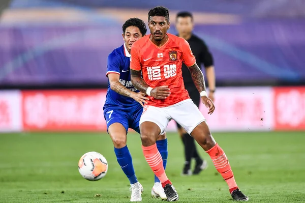 Futbolista Brasileño Paulinho Guangzhou Evergrande Taobao Derecha Protege Pelota Durante —  Fotos de Stock