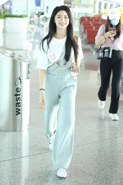 マレーシア人歌手 女優のジョーイ チュアは北京空港に到着し 2020年7月27日に北京に出発する — ストック写真