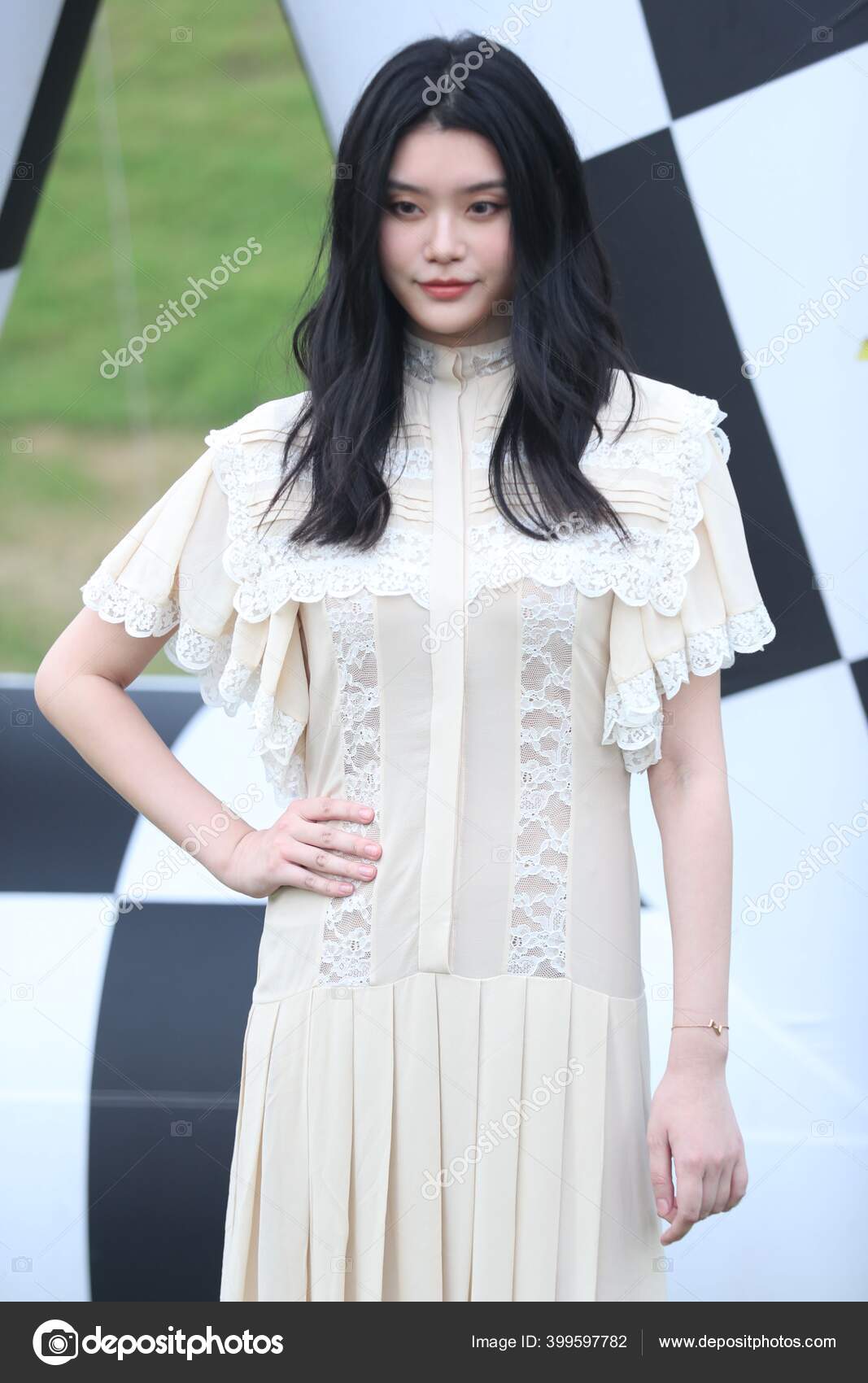 Chinese Model Ming Mengyao Shows Dress Red Carpet French Fashion  image
