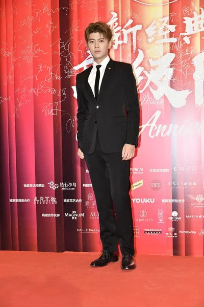 アレン レンとしても知られる中国の俳優蓮在雲は 12月19 2018 優雅さを示す黒のスーツでバザールジュエリー賞2018に出席します — ストック写真
