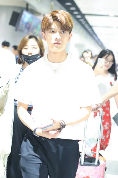 2020年6月24日 中国演员任佳伦在中国北京的一个机场展示了一件简单的白色T恤衫 — 图库照片