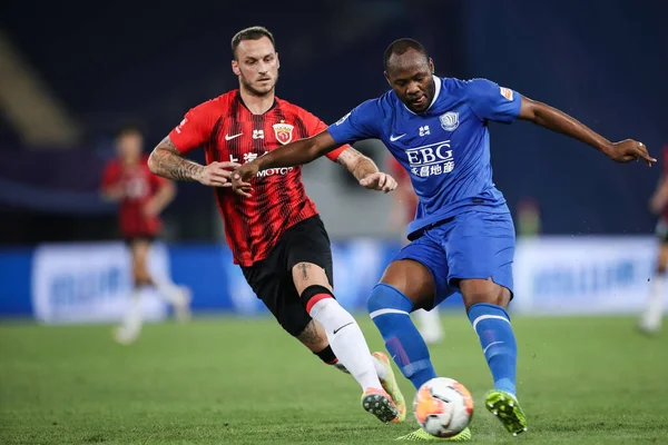 Futbolista Zambiano Stoppila Sunzu Shijiazhuang Ever Bright Derecha Protege Pelota — Foto de Stock