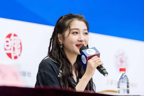 Chinese Actress Guan Xiaotong Shows Delivers Speech Signing Session Shanghai — Stock Photo, Image