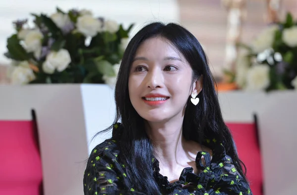 Model Dan Aktris Cina Zhang Menunjukkan Keanggunan Dan Kecantikannya Dengan — Stok Foto