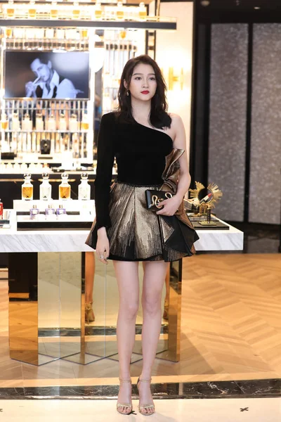 中国の女優関孝東は上海の空港の一つで完璧なブランド活動に出席します 黒のストラップレストップと黄金のスカートに身を包んだ 美しい赤い唇と 2020 — ストック写真