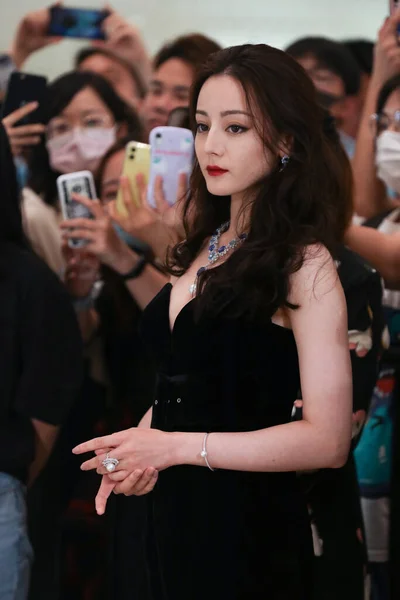 中国女演员 歌手和维吾尔族模特儿迪列巴参加了2020年7月2日在中国上海举行的珠宝品牌促销活动 — 图库照片