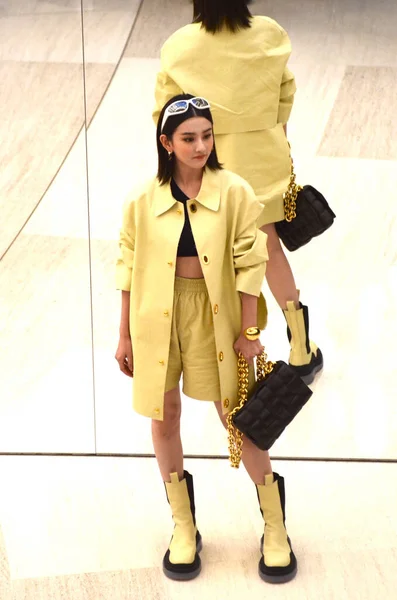 在2020年7月3日于中国上海举行的一场促销活动中 中国女星宋祖儿 又名拉丽娜 身穿黄色衣服出现在舞台上 — 图库照片