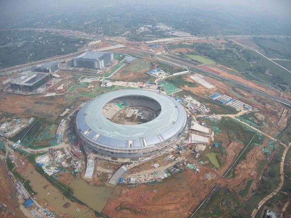 中国南西部の四川省 8月2020の建設中の2021夏のユニバーシアードのメインスタジアムとなる4万人収容のスタジアムの空中ビュー — ストック写真