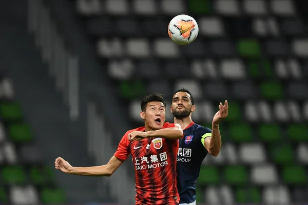 Brazilský Fotbalista Alan Kardec Chongqing Dangdai Lifan Vpravo Skočí Míček — Stock fotografie