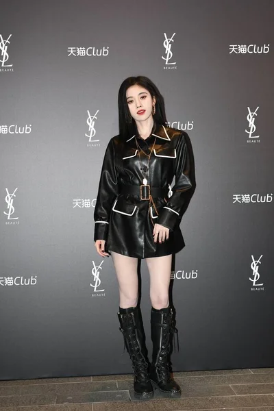 Cantora Dançarina Atriz Chinesa Jingyi Aparece Vestido Preto Botas Altas — Fotografia de Stock