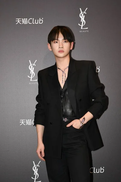 Chinese Rapper Singer Songwriter Dancer Zhou Zhennan Shows Black Suit — Stock Photo, Image