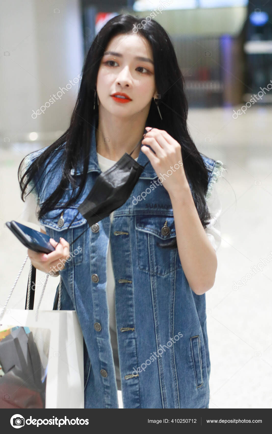 Malaysian Singer Joey Chua Arrives Airport Shanghai China September