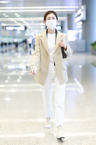 Китайская Актриса Цзян Шуин Одетая Костюм Демонстрирует Красоту Элегантность Аэропорту — стоковое фото