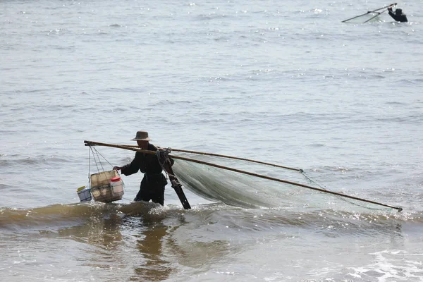 Zur Feier Der Herbsternte Netzen Einheimische Fischer Auf Stelzen Garnelen — Stockfoto