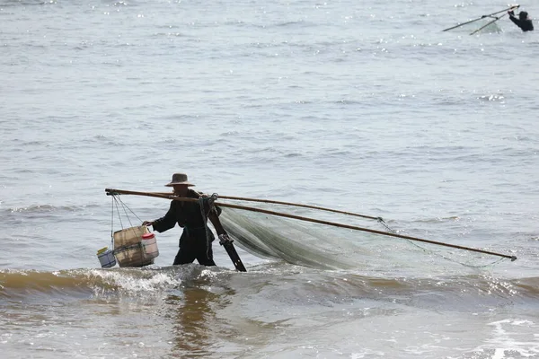 Zur Feier Der Herbsternte Netzen Einheimische Fischer Auf Stelzen Garnelen — Stockfoto