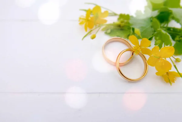 Small Wedding Rings Flowers Bokeh Lights Effect — Zdjęcie stockowe