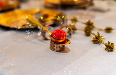 Arka plan bulanık bir kaşıkla tatlı.