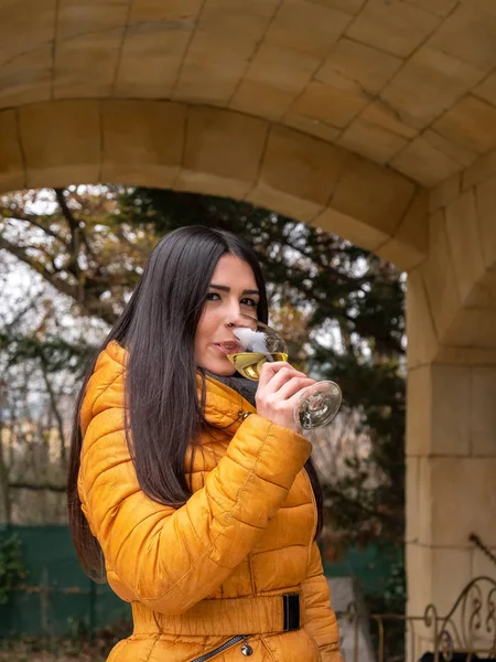 Beyaz şarap açık havada açık bir sonbahar günü içme kadın.