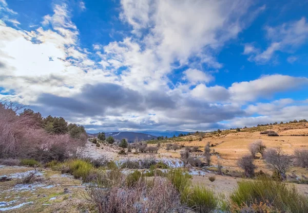 Paisagem Agradável Com Nuvens Montanhas Neve Plantas — Fotografia de Stock