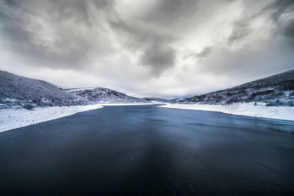 Scène Hivernale Avec Lac Montagne Neige Nuages — Photo